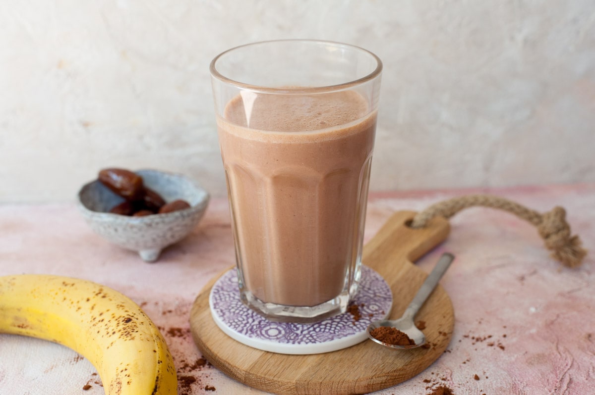 Smoothie czekoladowe z masłem orzechowym i bananem