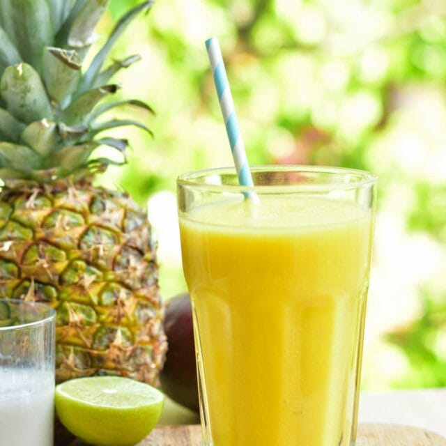 Smoothie ananas-mango-kokos-limonka - Everyday Delicious